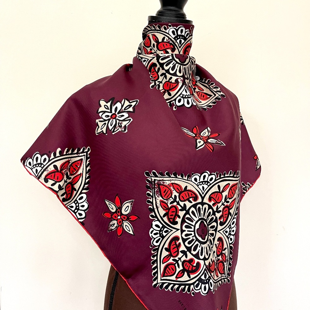 NWT Burberry Scarf Lucky Alhambra Flower Silk Wrap